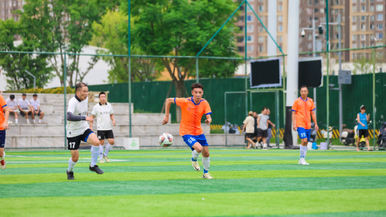 开云体育官网-“川超”蓄势待发，这群平均45岁的中年人在球场上先“干”起来了！