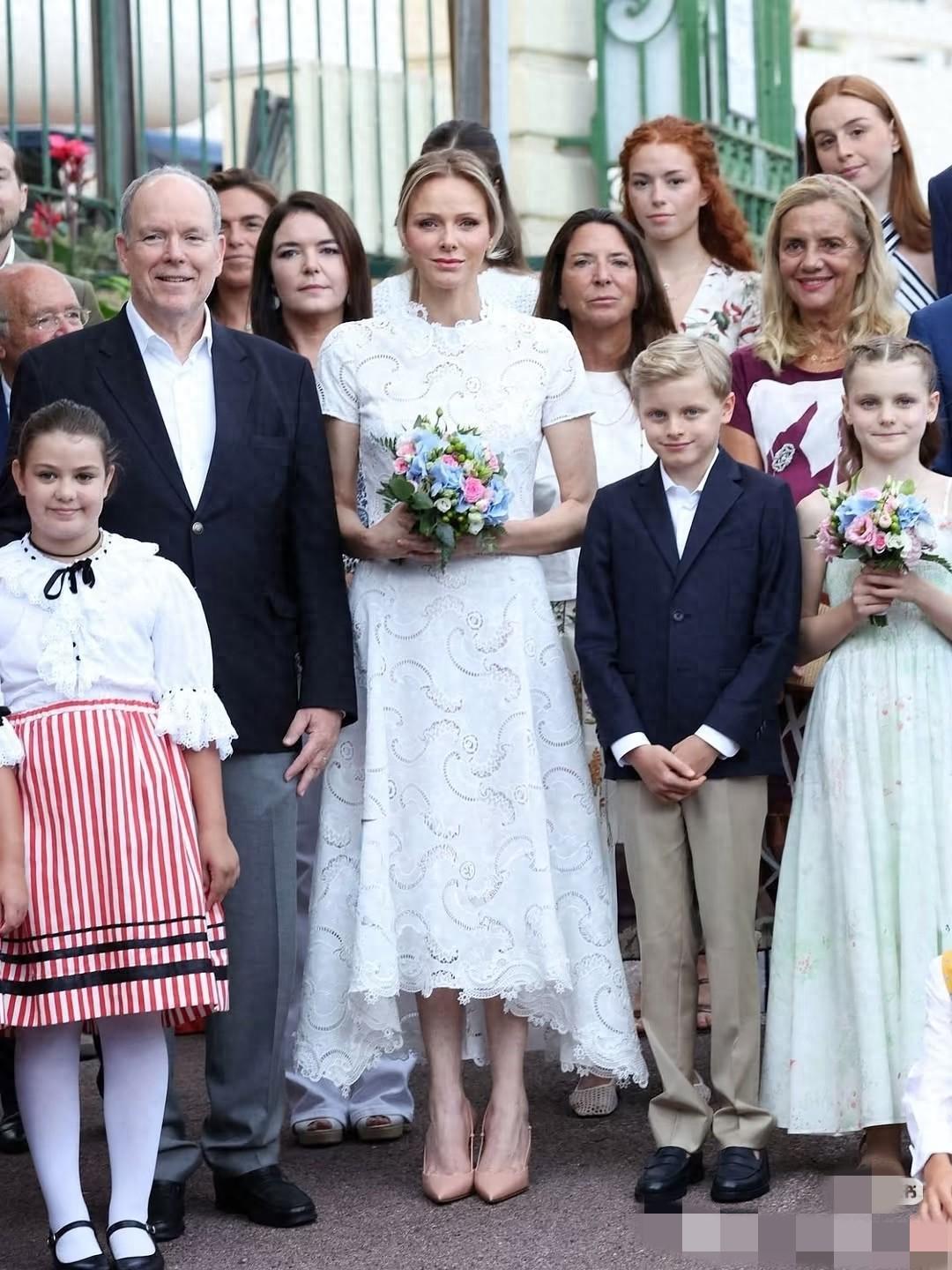 开云官网-断崖式衰老！摩纳哥王室最新亮相，夏琳王妃嘴唇僵硬，眼角纹明显