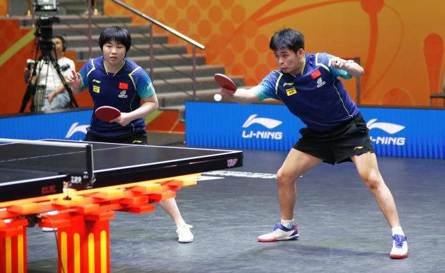 1728835752746050832.jpg (体育)(7)乒乓球——亚锦赛:林诗栋_蒯曼混双夺冠XxjpseC007025_20241013_PEPFN0A001.jpg